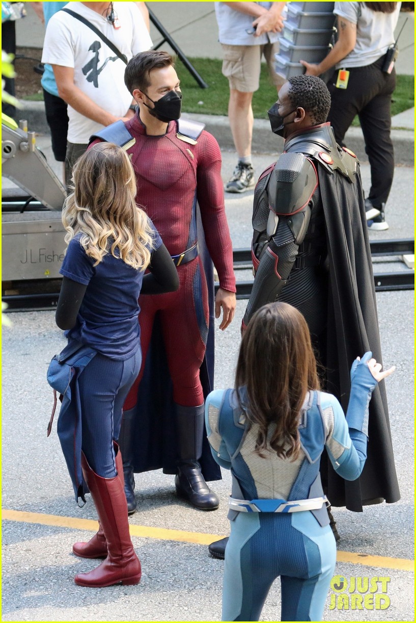 supergirl cast in full costume finale filming 10