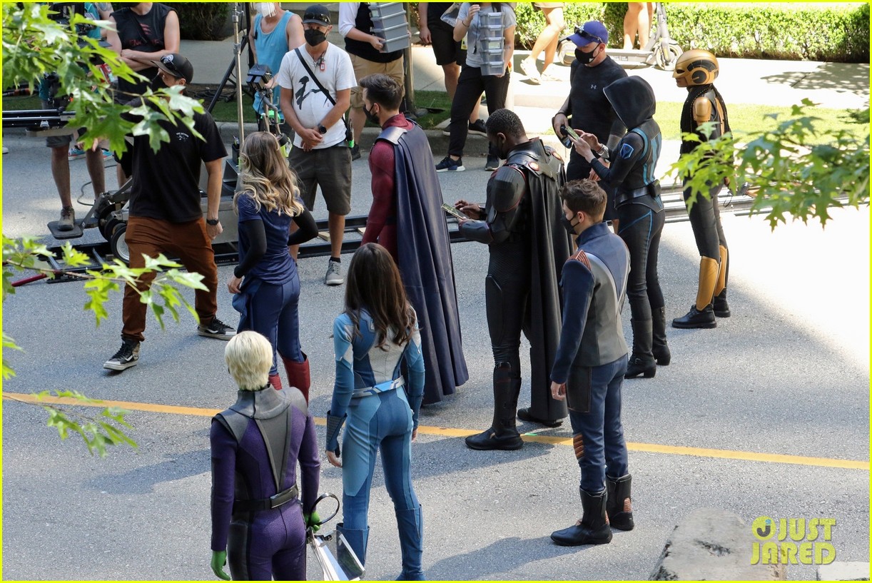 supergirl cast in full costume finale filming 12