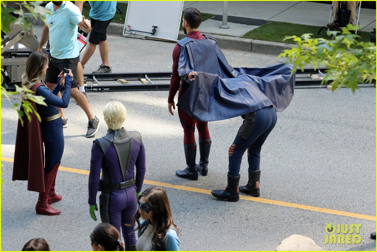 supergirl cast in full costume finale filming 13