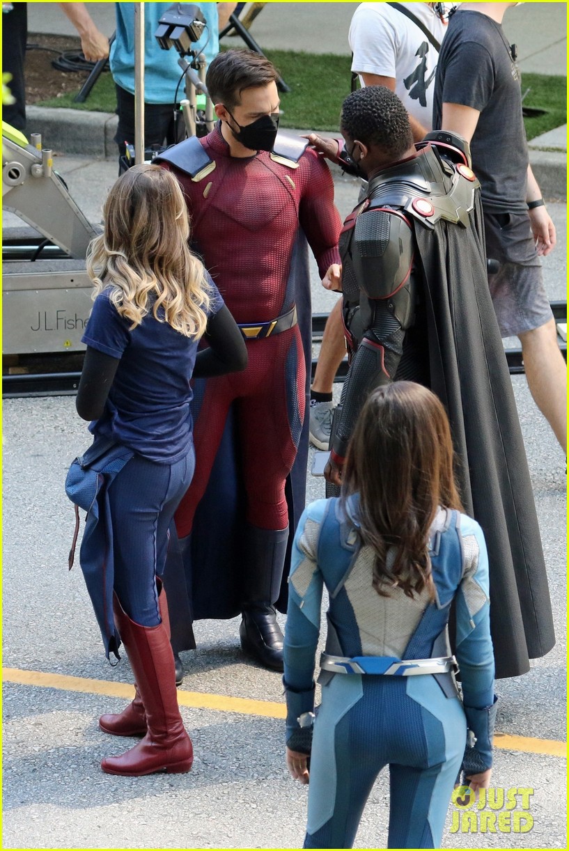 supergirl cast in full costume finale filming 18