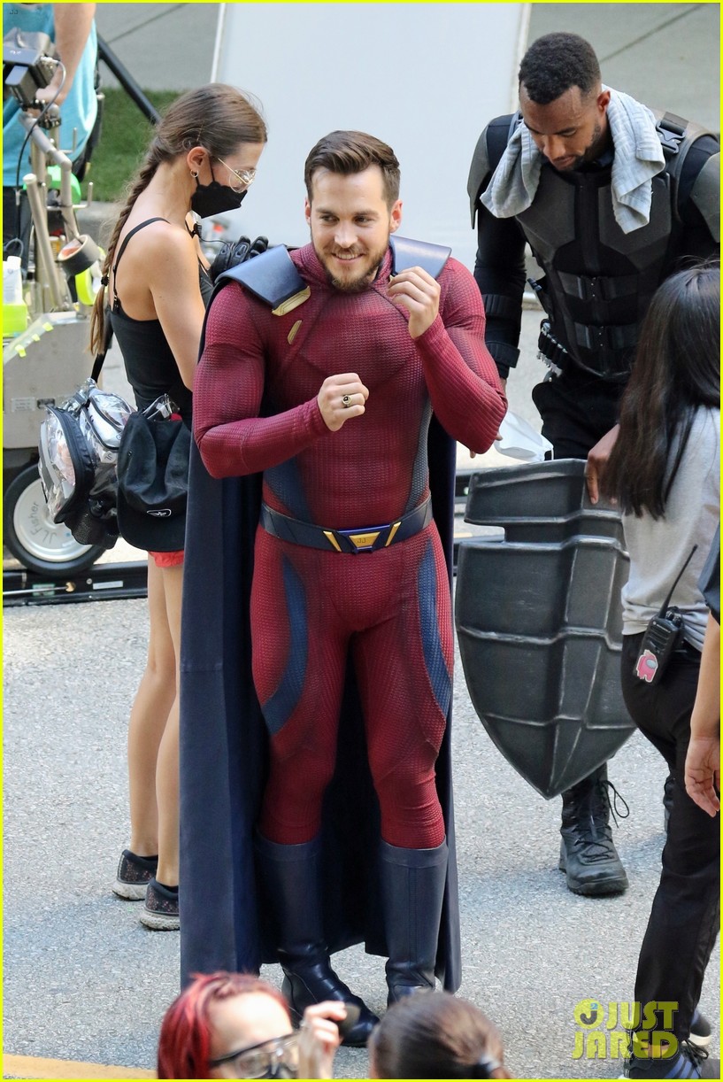 supergirl cast in full costume finale filming 20