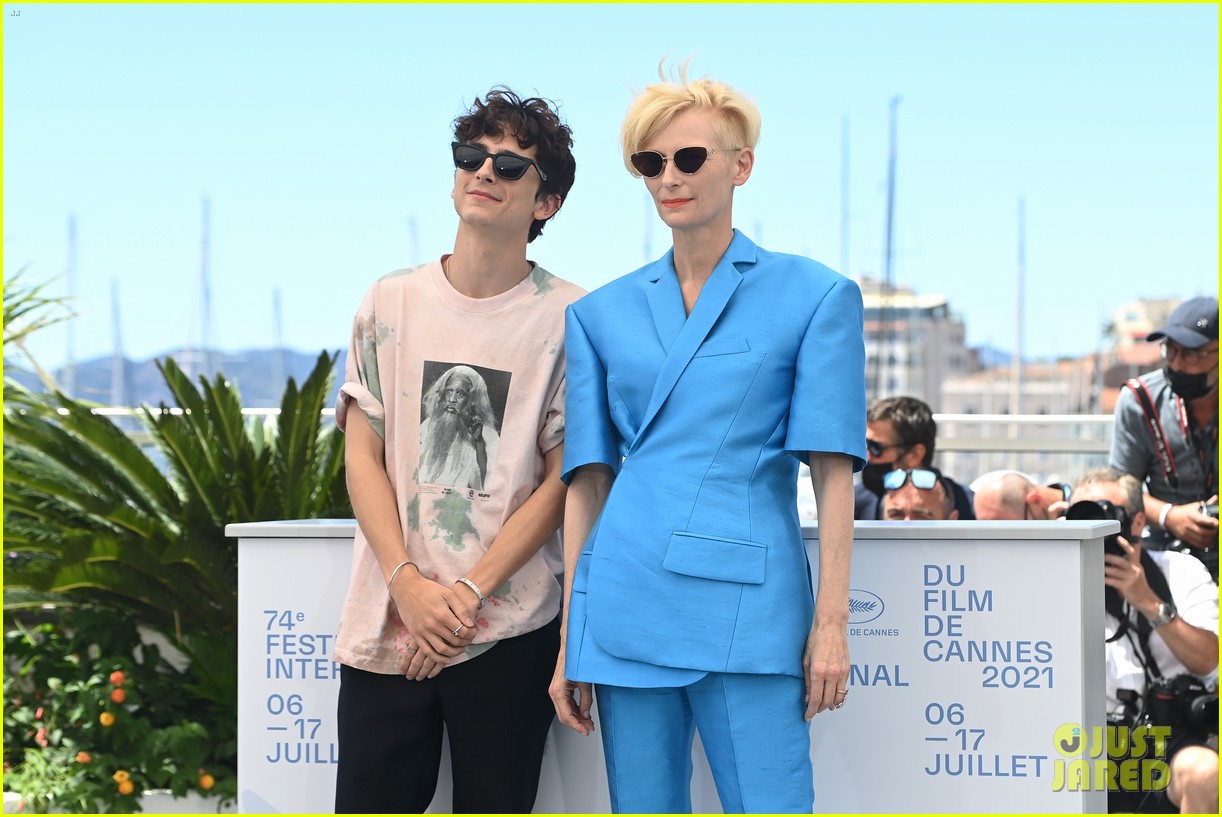 timothee chalamet continues with cute poses at the french dispatch photo call 18