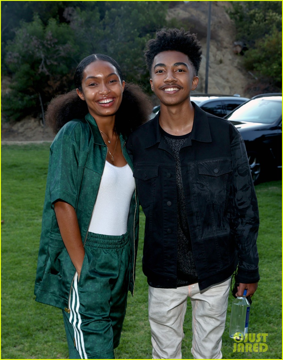 yara shahidi reunites with her little bro miles brown at summer of soul event 17