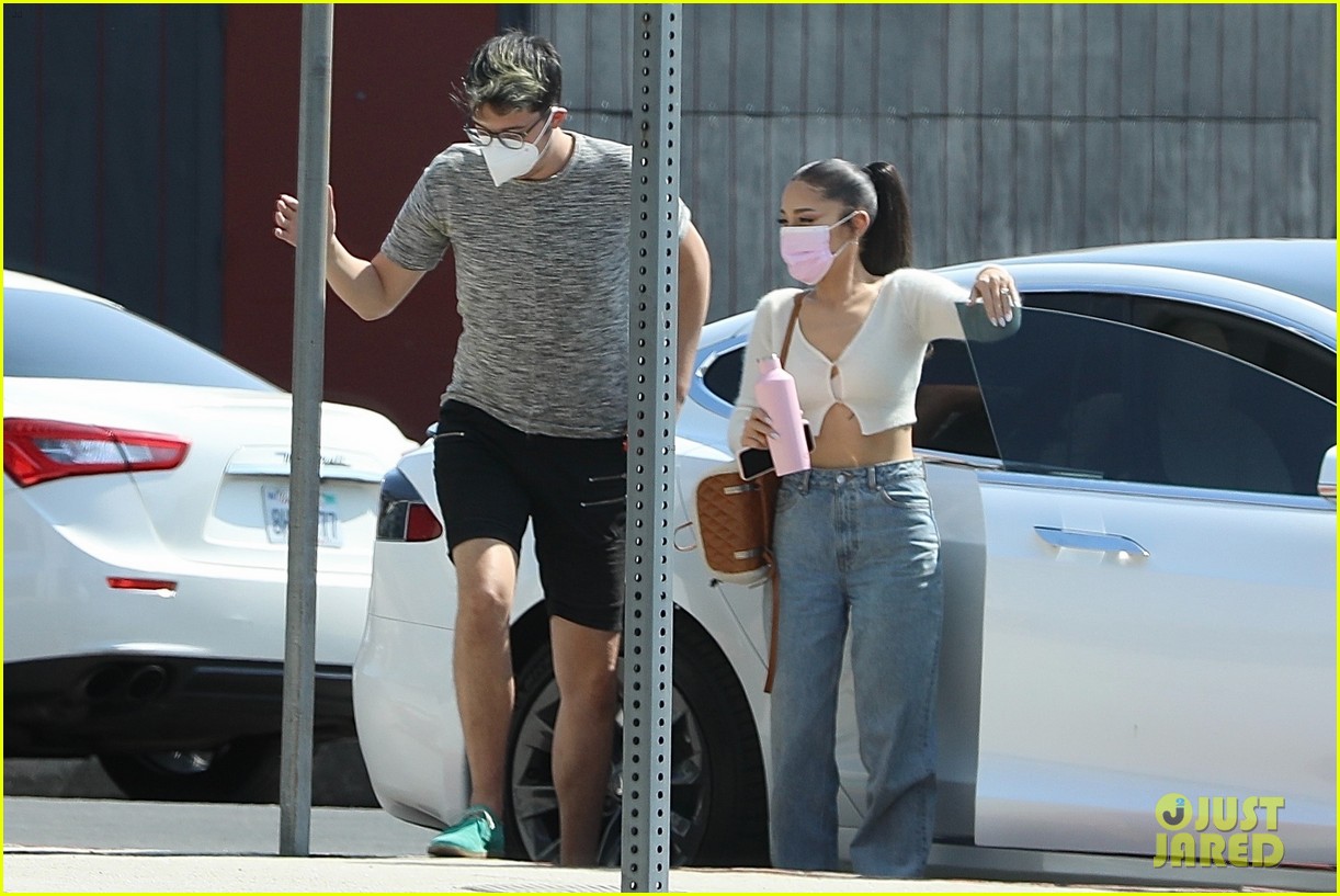 ariana grande delivers donuts to friend 03