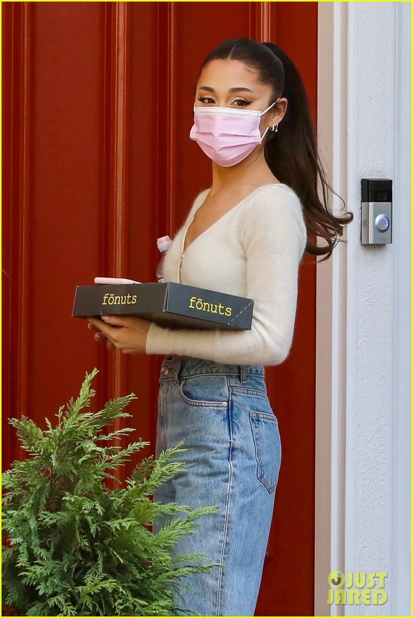 ariana grande delivers donuts to friend 06