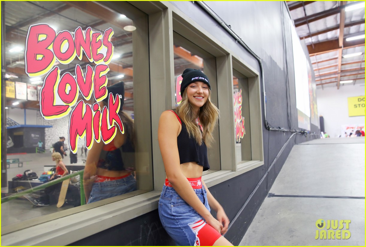ava michelle tries skateboarding at bones love milk event 09