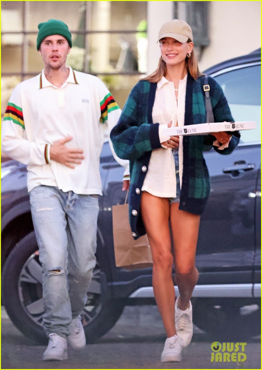 justin bieber hailey pick up pizza for dinner 01