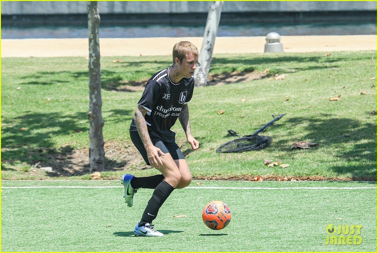 justin bieber plays soccer with friends 21