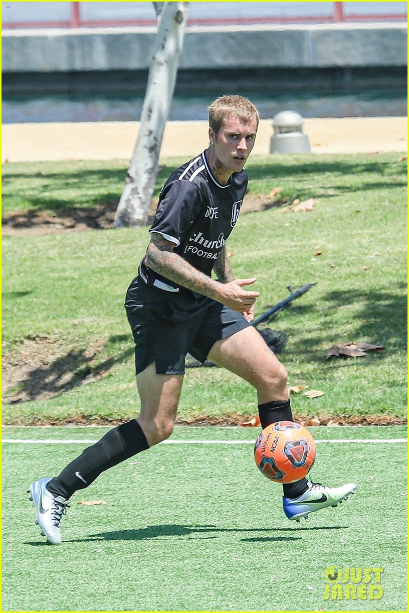 justin bieber plays soccer with friends 22