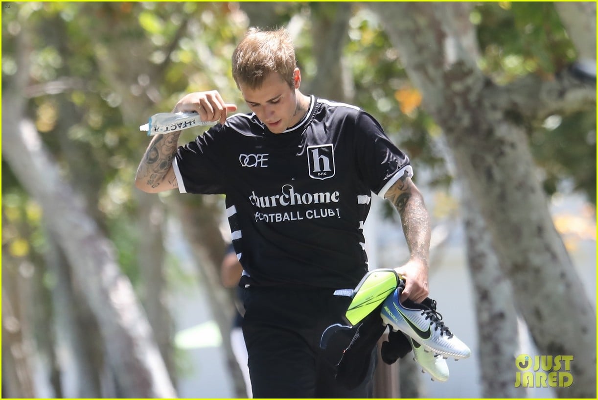 justin bieber plays soccer with friends 61