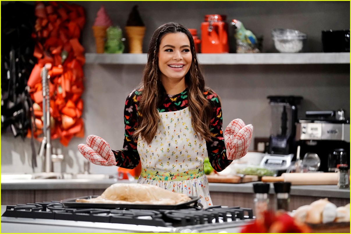 miranda cosgrove cooks up an icarly delicacy on this weeks episode 09