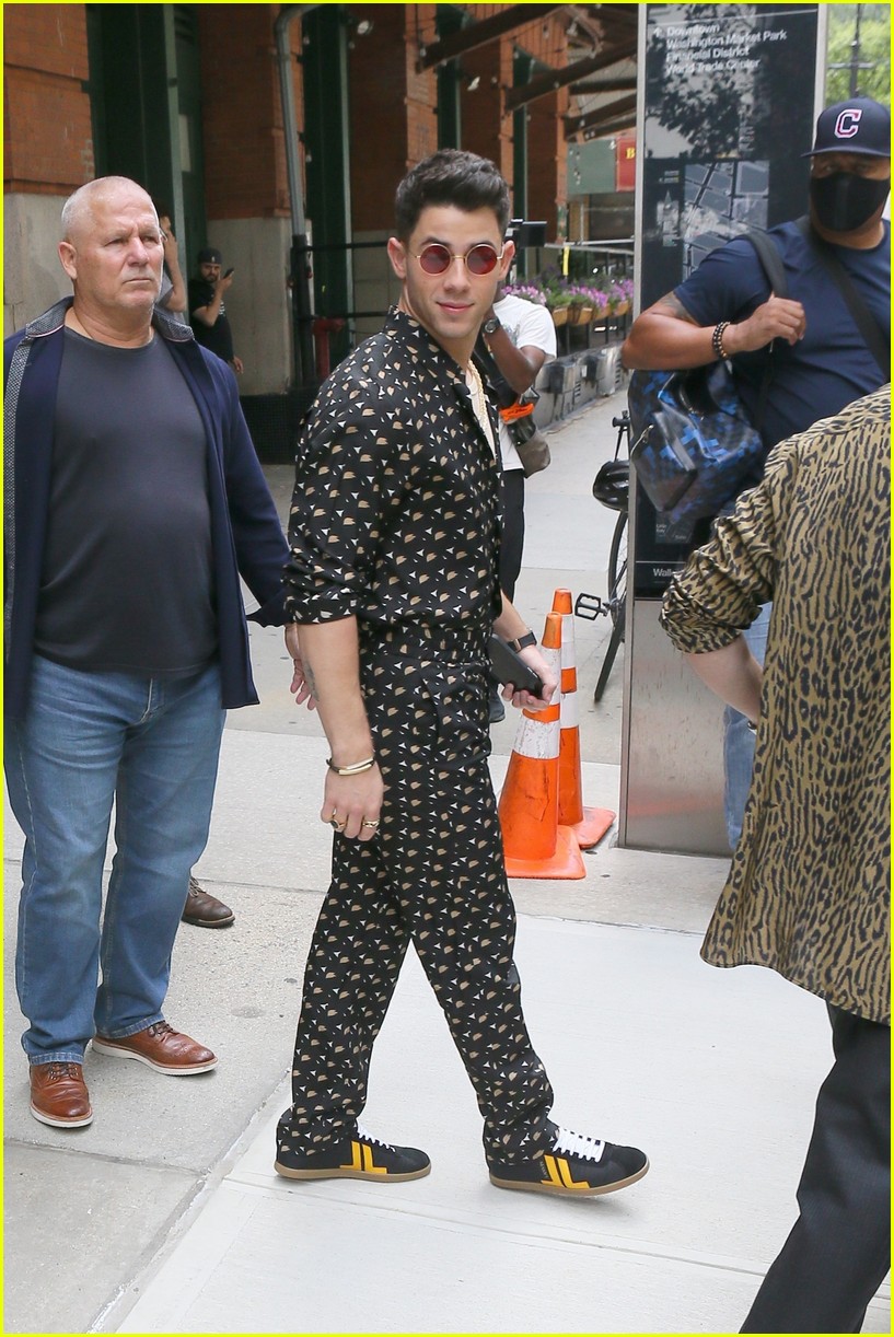 jonas brothers leave greenwich village hotel in nyc 01