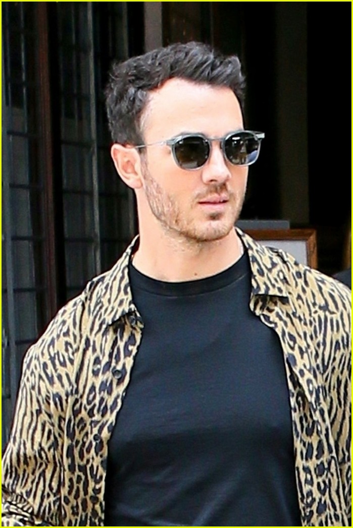 jonas brothers leave greenwich village hotel in nyc 06