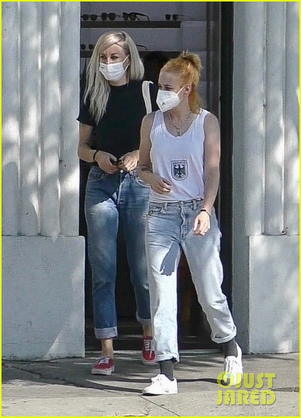 kristen stewart shows off new hair color shopping with gf dylan meyer 05