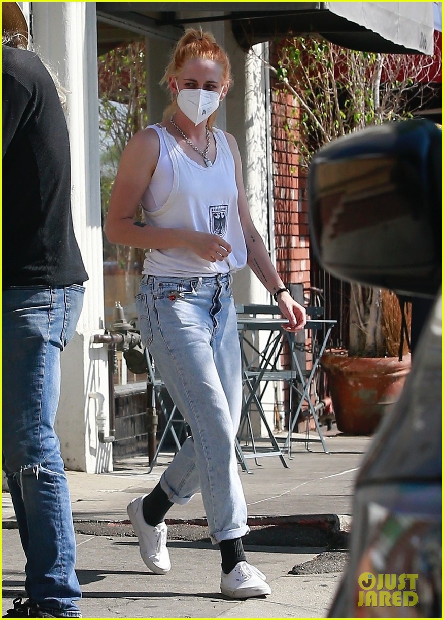 kristen stewart shows off new hair color shopping with gf dylan meyer 10