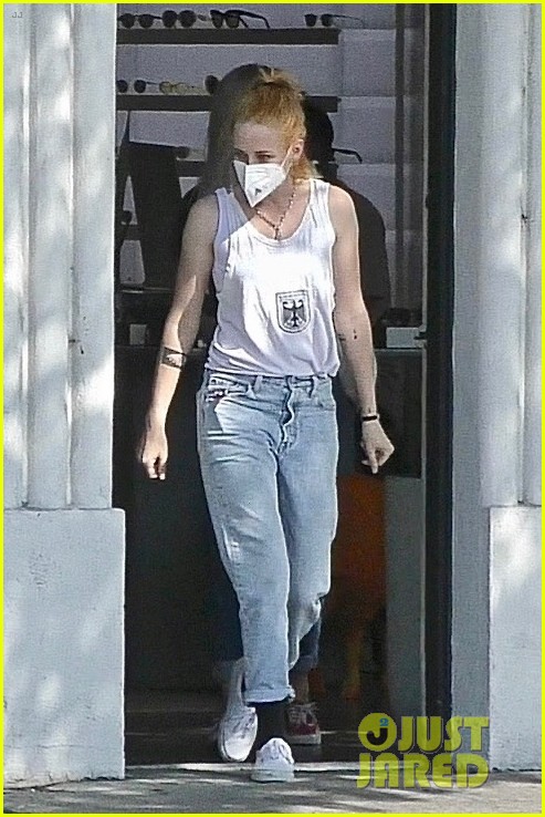 kristen stewart shows off new hair color shopping with gf dylan meyer 13