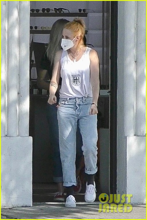 kristen stewart shows off new hair color shopping with gf dylan meyer 15
