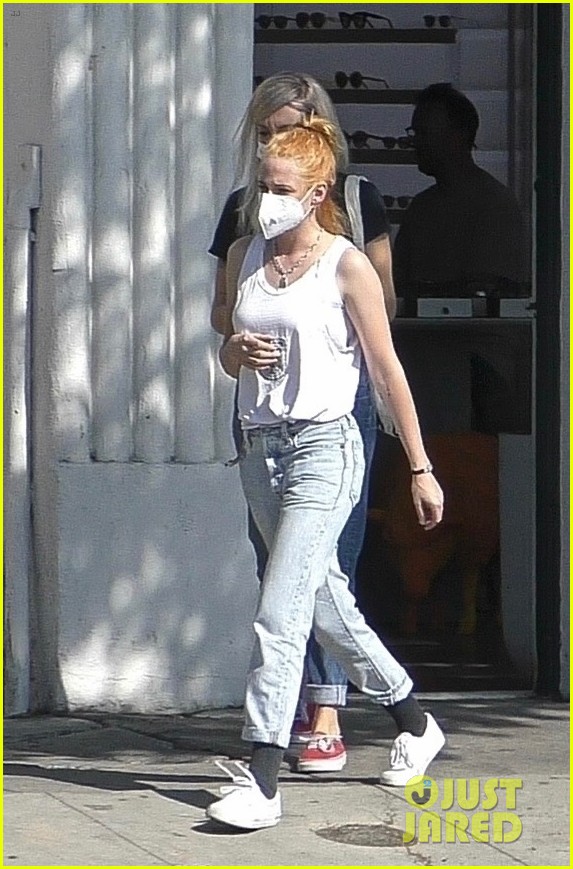 kristen stewart shows off new hair color shopping with gf dylan meyer 19