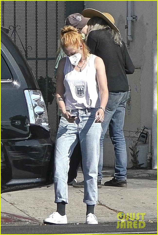 kristen stewart shows off new hair color shopping with gf dylan meyer 23