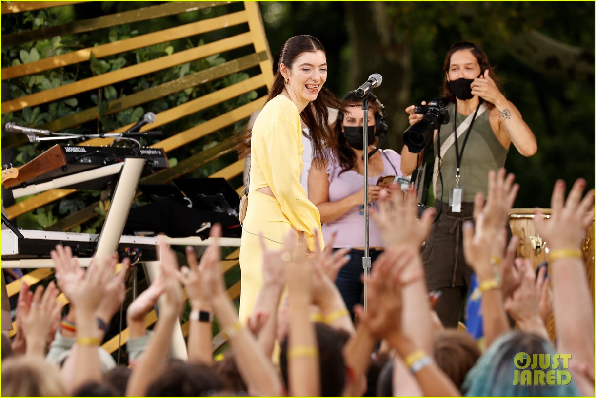 lorde performs in central park for gma 04