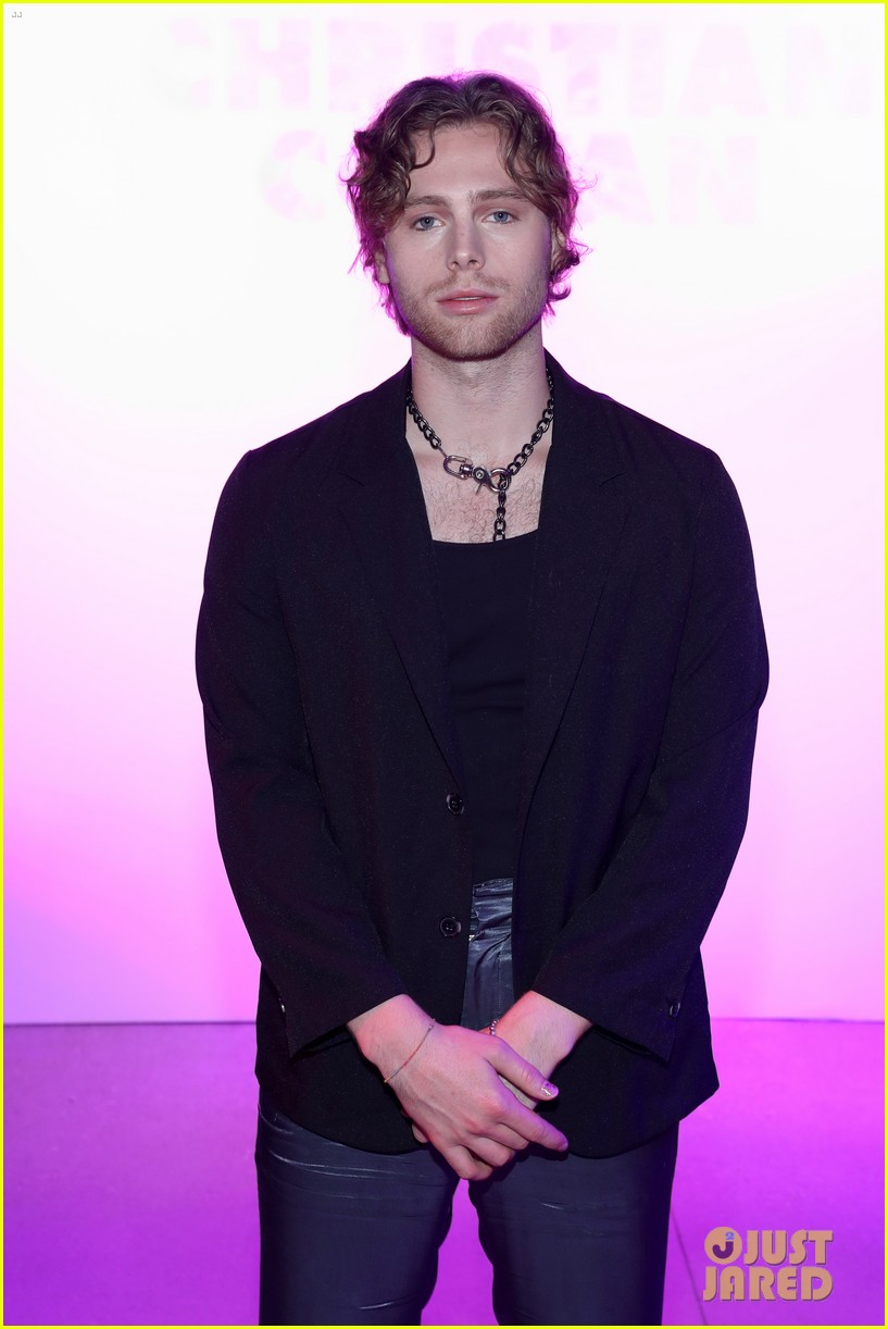 luke hemmings opens up about his personal growth and going to therapy 04