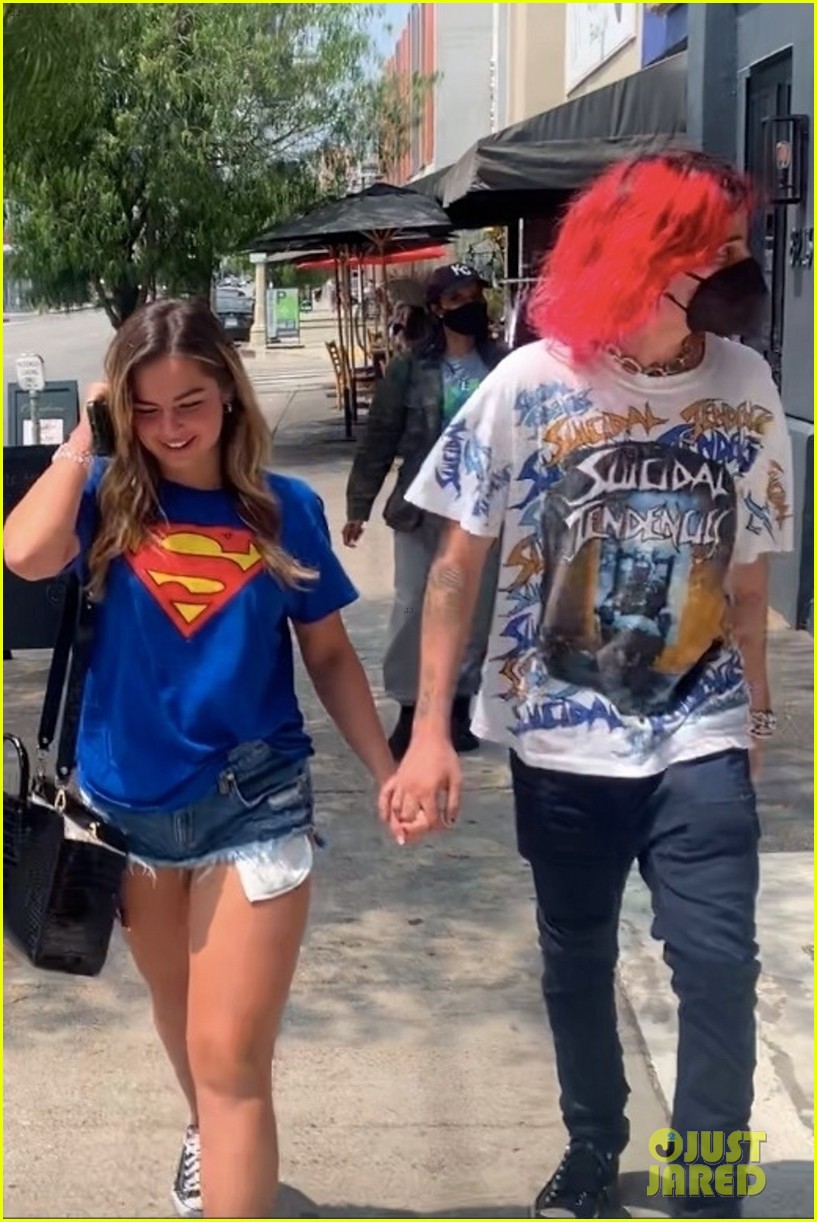 addison rae omar fedi hold hands lunch date weho 01
