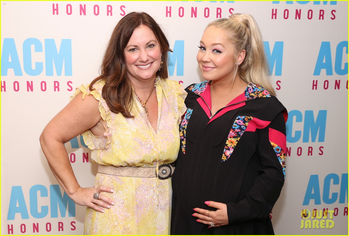 raelynn steps out for acm honors 9 months pregnant 07
