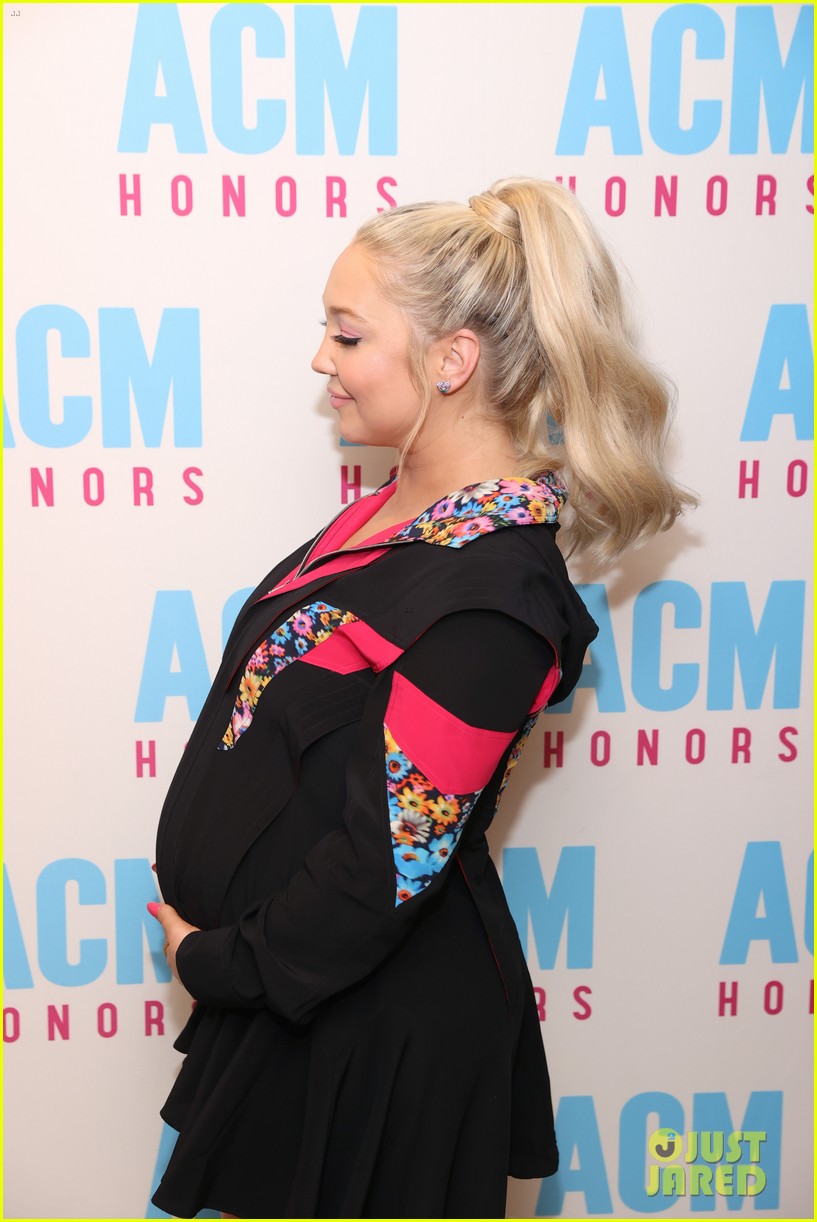 raelynn steps out for acm honors 9 months pregnant 08