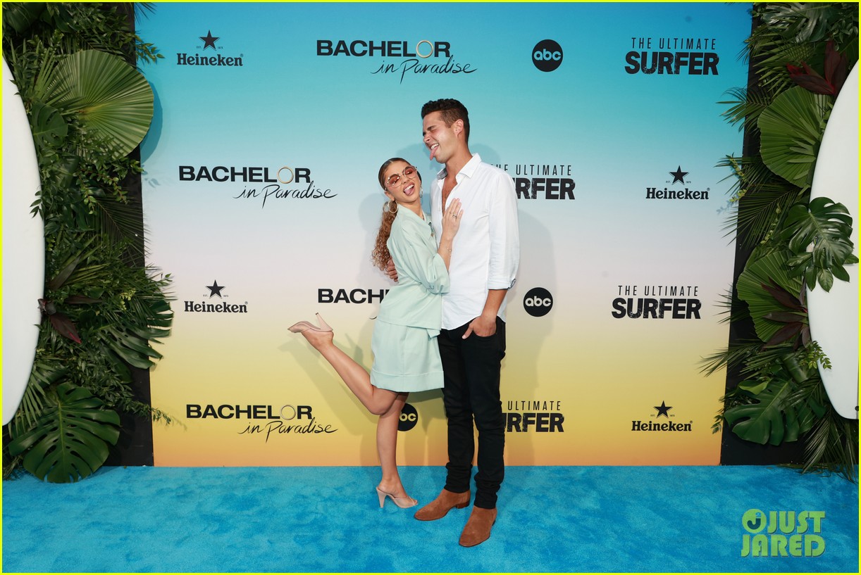 sarah hyland wells adams share super cute moments at bachelor in paradise premiere 01