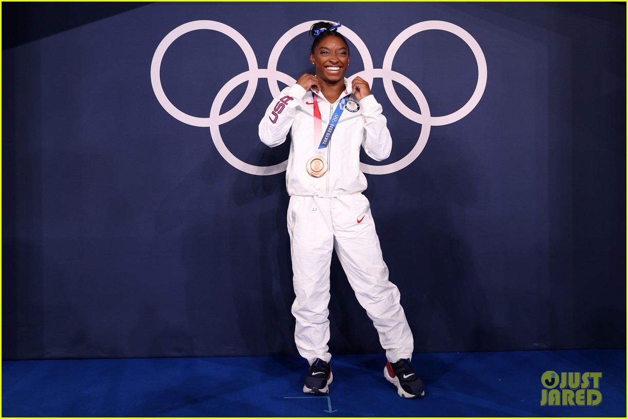 simone biles is beaming after winning bronze at tokyo olympics 01