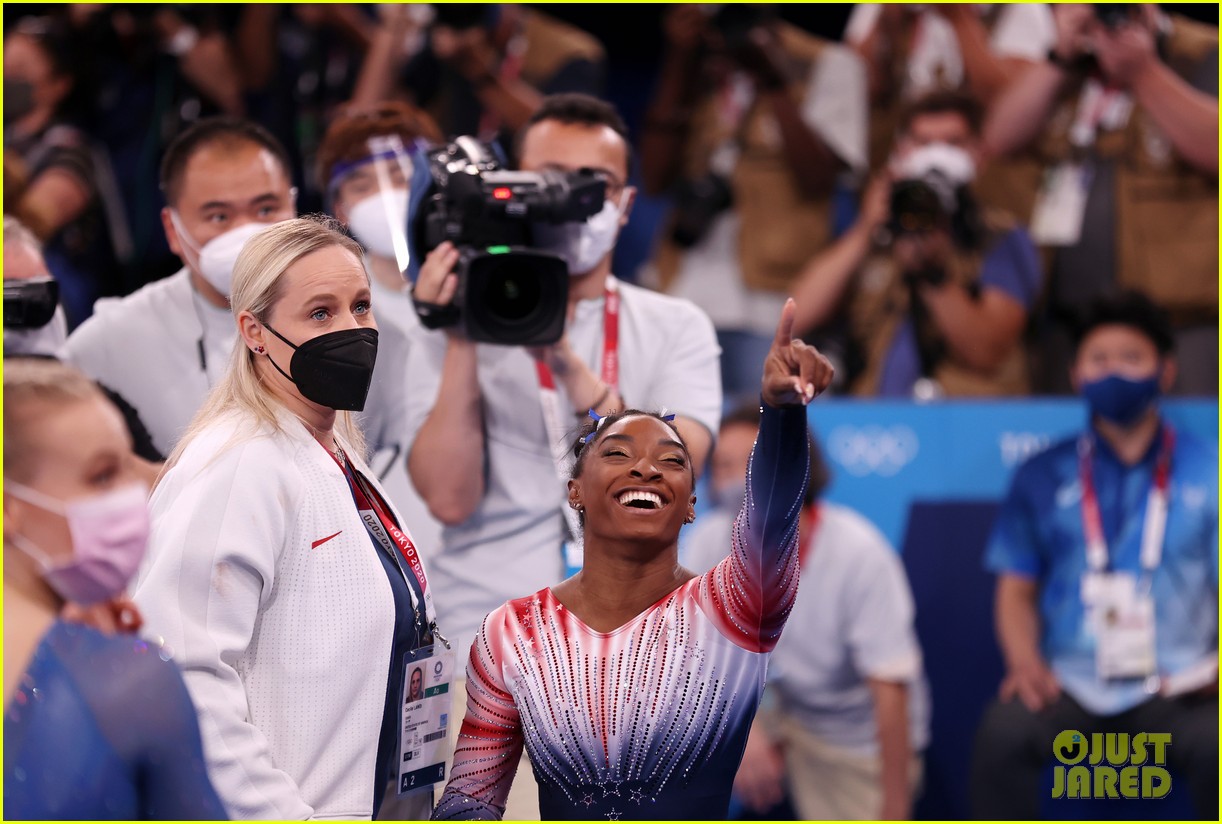 simone biles is beaming after winning bronze at tokyo olympics 02