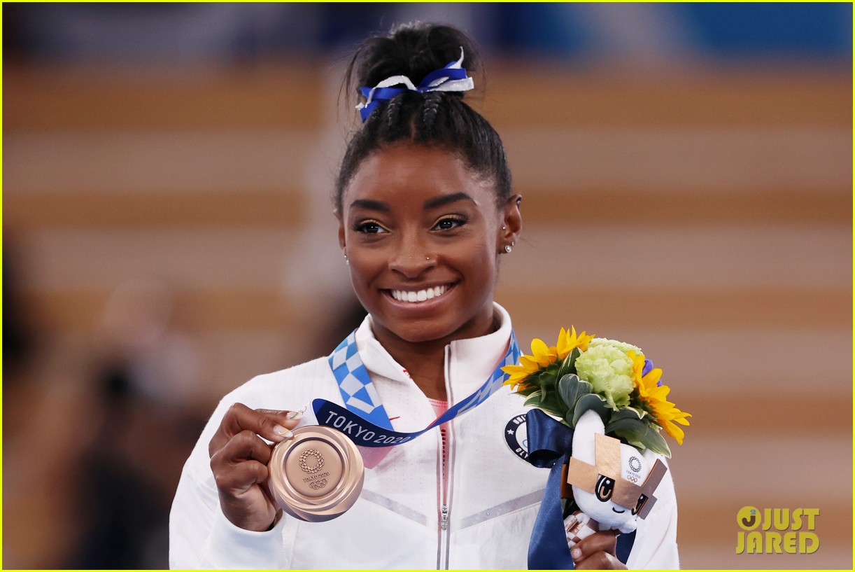 simone biles is beaming after winning bronze at tokyo olympics 03