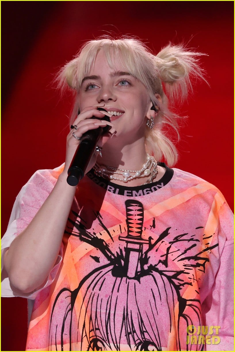 billie eilish rocks out with finneas at iheartradio music festival 01