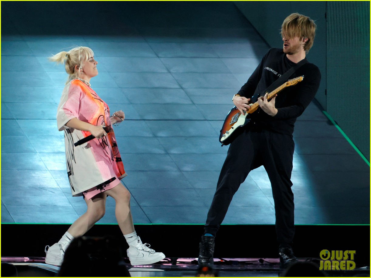 billie eilish rocks out with finneas at iheartradio music festival 06