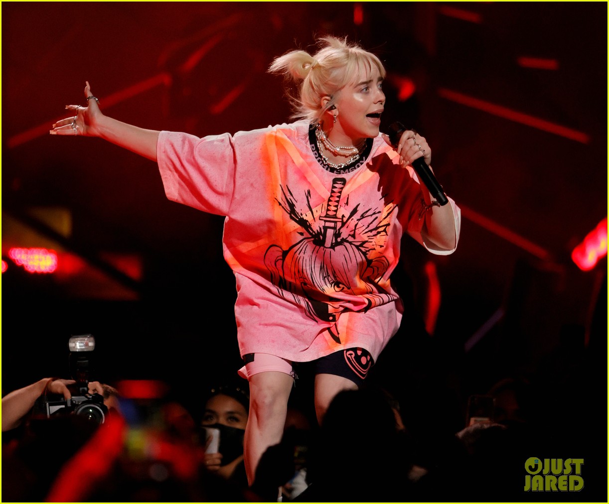 billie eilish rocks out with finneas at iheartradio music festival 14