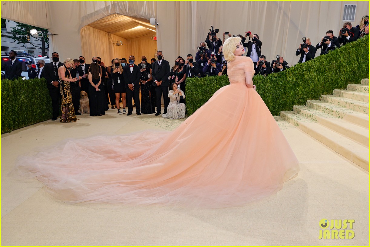 billie eilish needed a lot of help with her giant met gala dress 08