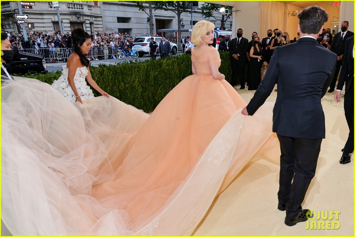 billie eilish needed a lot of help with her giant met gala dress 21