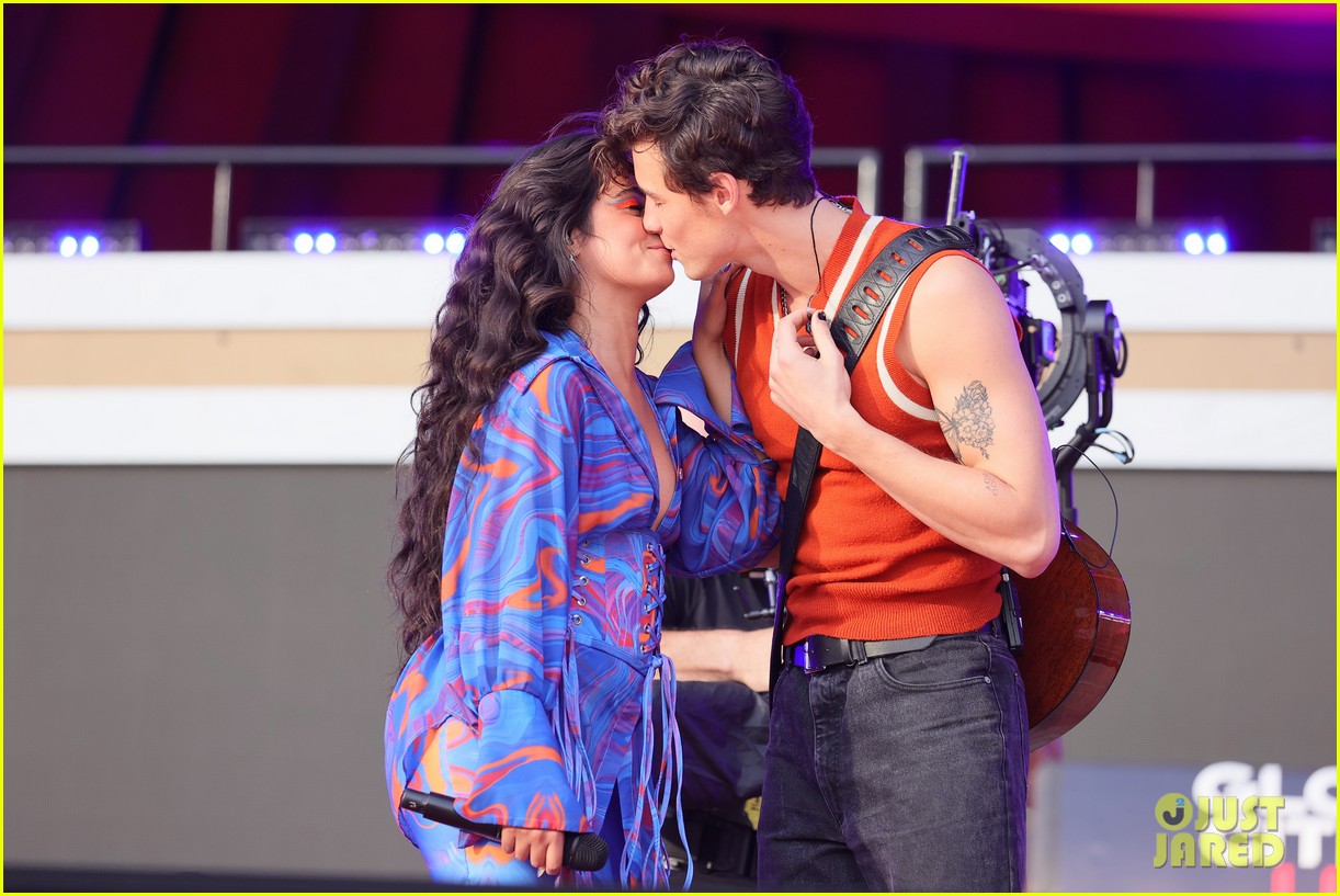 camila cabello shawn mendes kiss at global citizen live 03