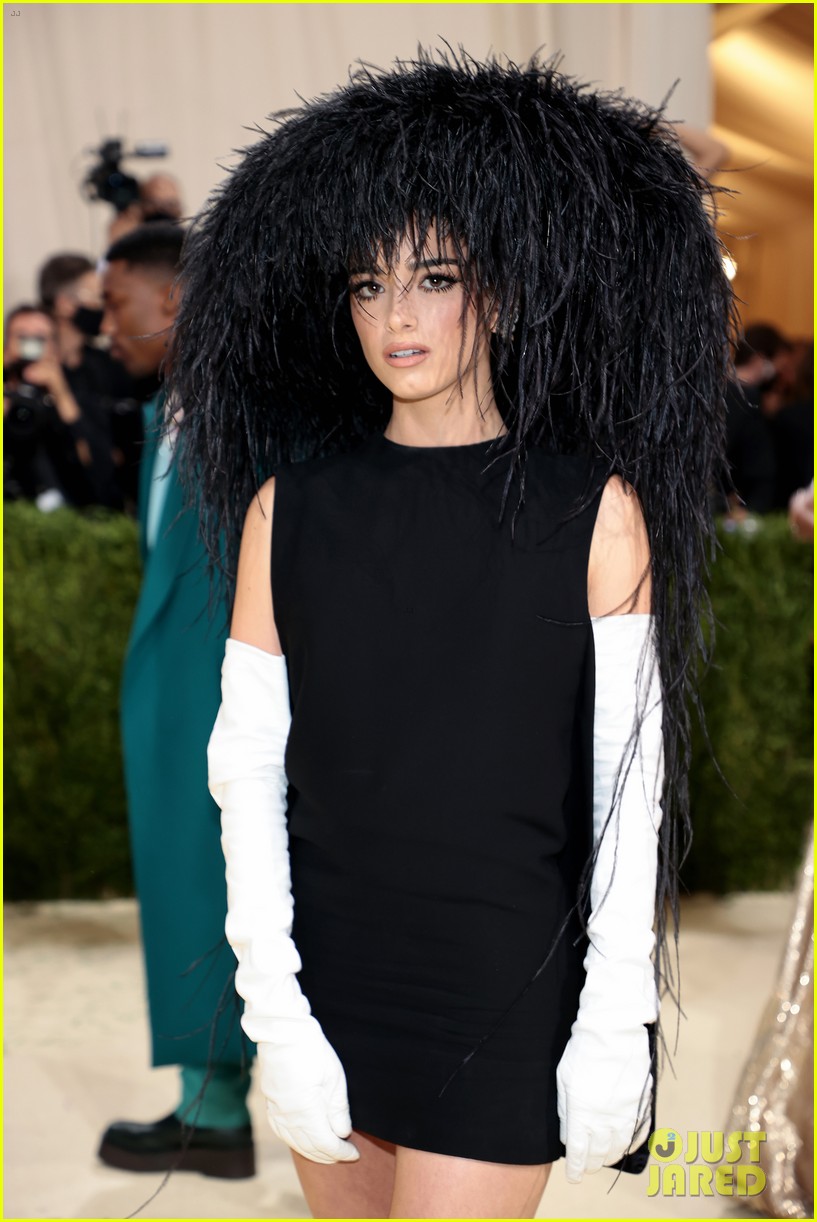 dixie damelio wears ostrich feather hat to met gala 2021 02