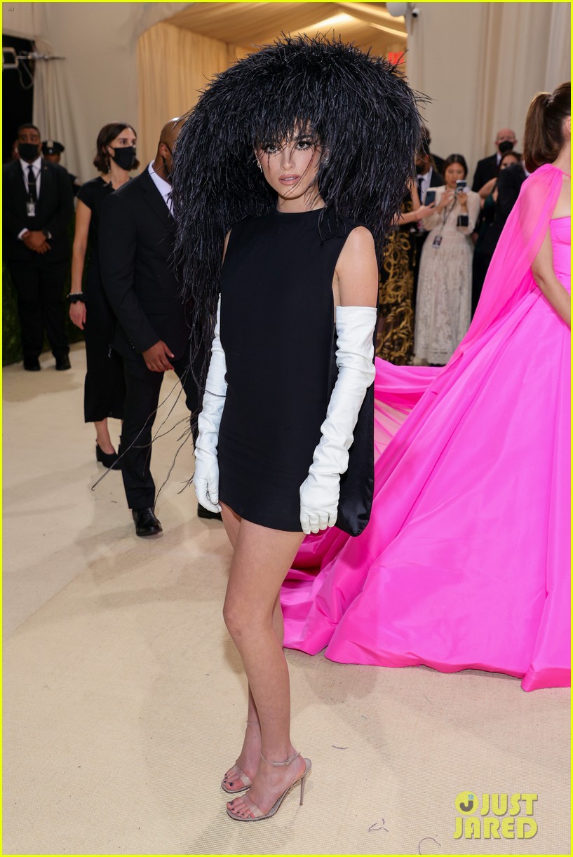 dixie damelio wears ostrich feather hat to met gala 2021 03