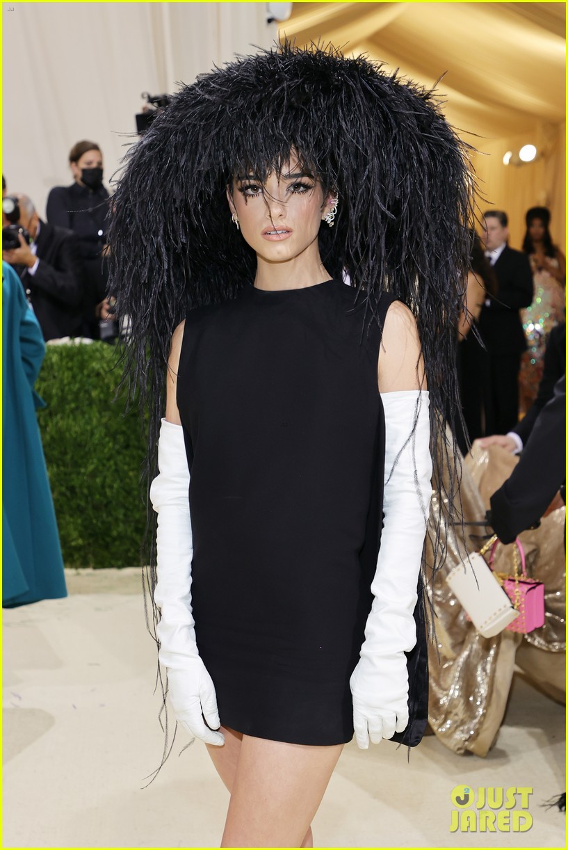 dixie damelio wears ostrich feather hat to met gala 2021 04