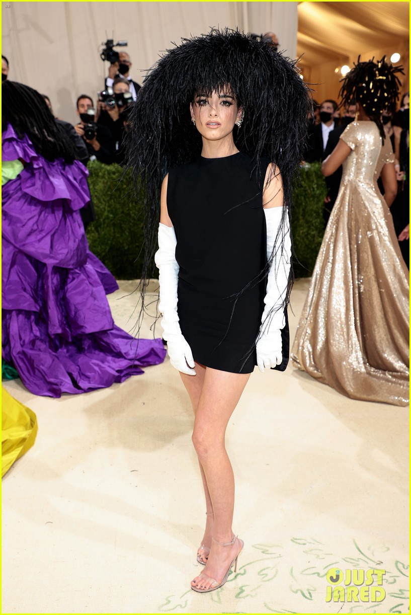 dixie damelio wears ostrich feather hat to met gala 2021 05
