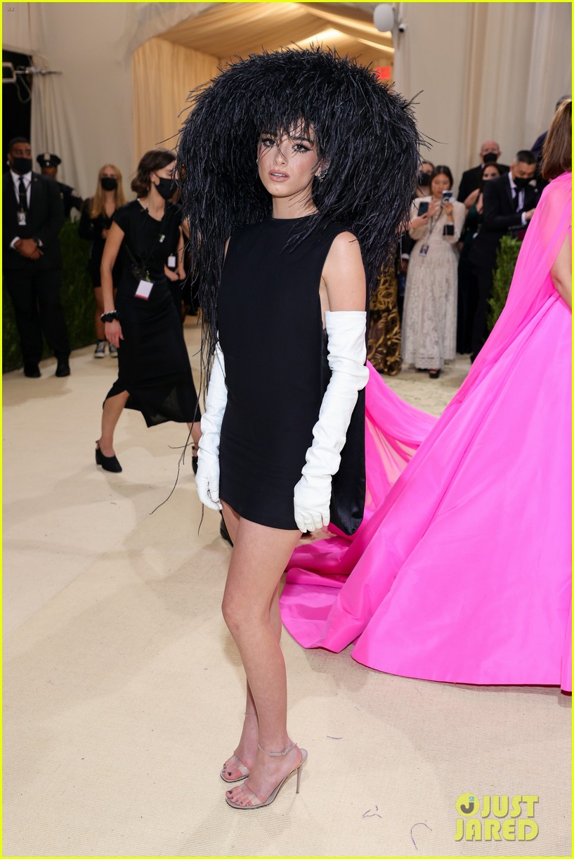 dixie damelio wears ostrich feather hat to met gala 2021 06