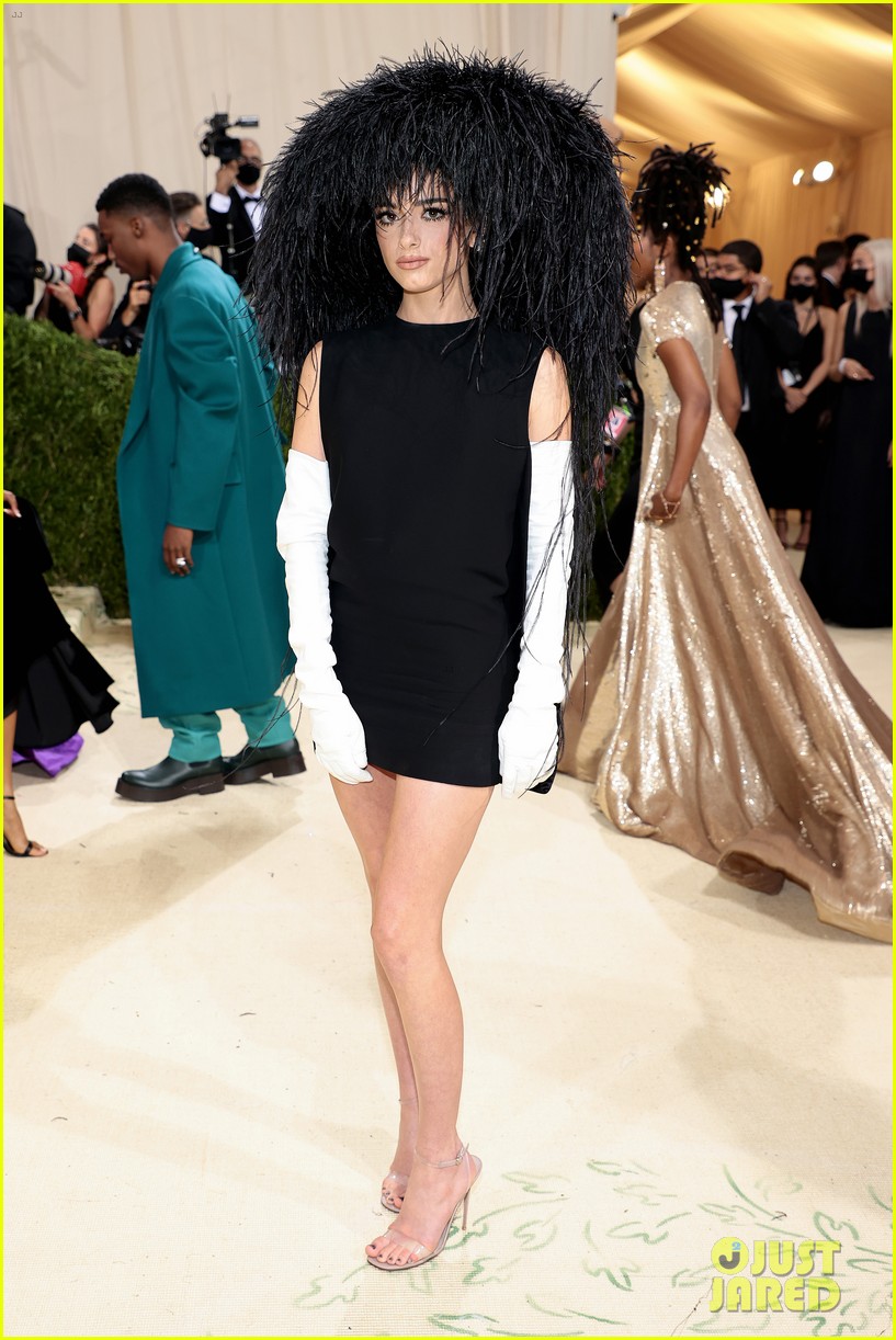 dixie damelio wears ostrich feather hat to met gala 2021 07