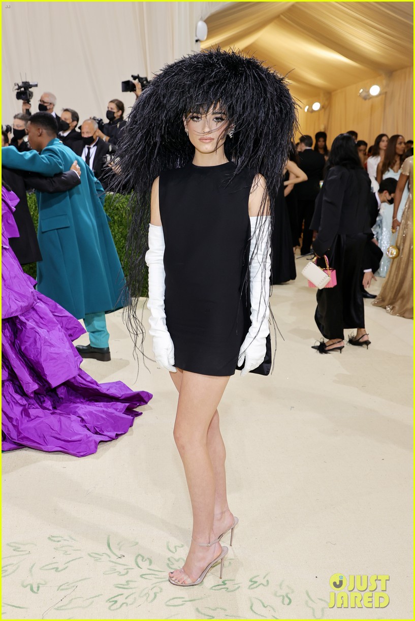dixie damelio wears ostrich feather hat to met gala 2021 08