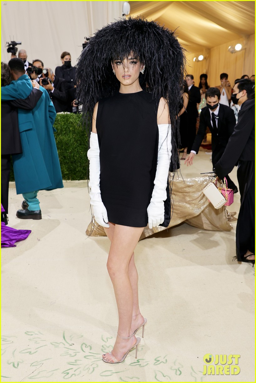 dixie damelio wears ostrich feather hat to met gala 2021 09
