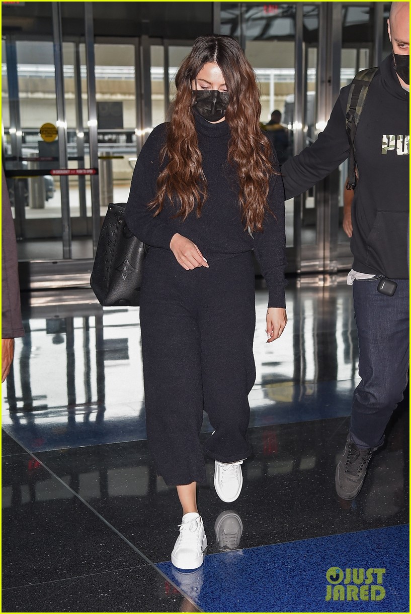 selena gomez jets out of nyc after promoting only murders in the building 01