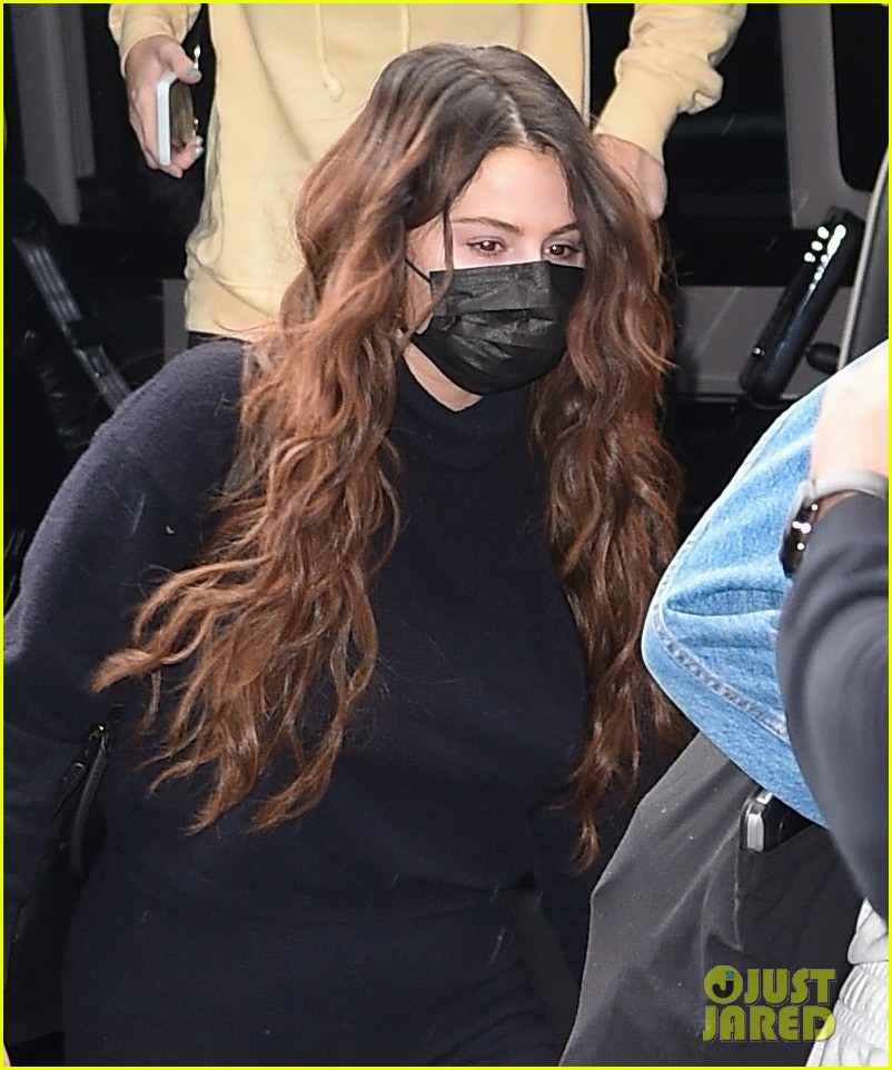 selena gomez jets out of nyc after promoting only murders in the building 02