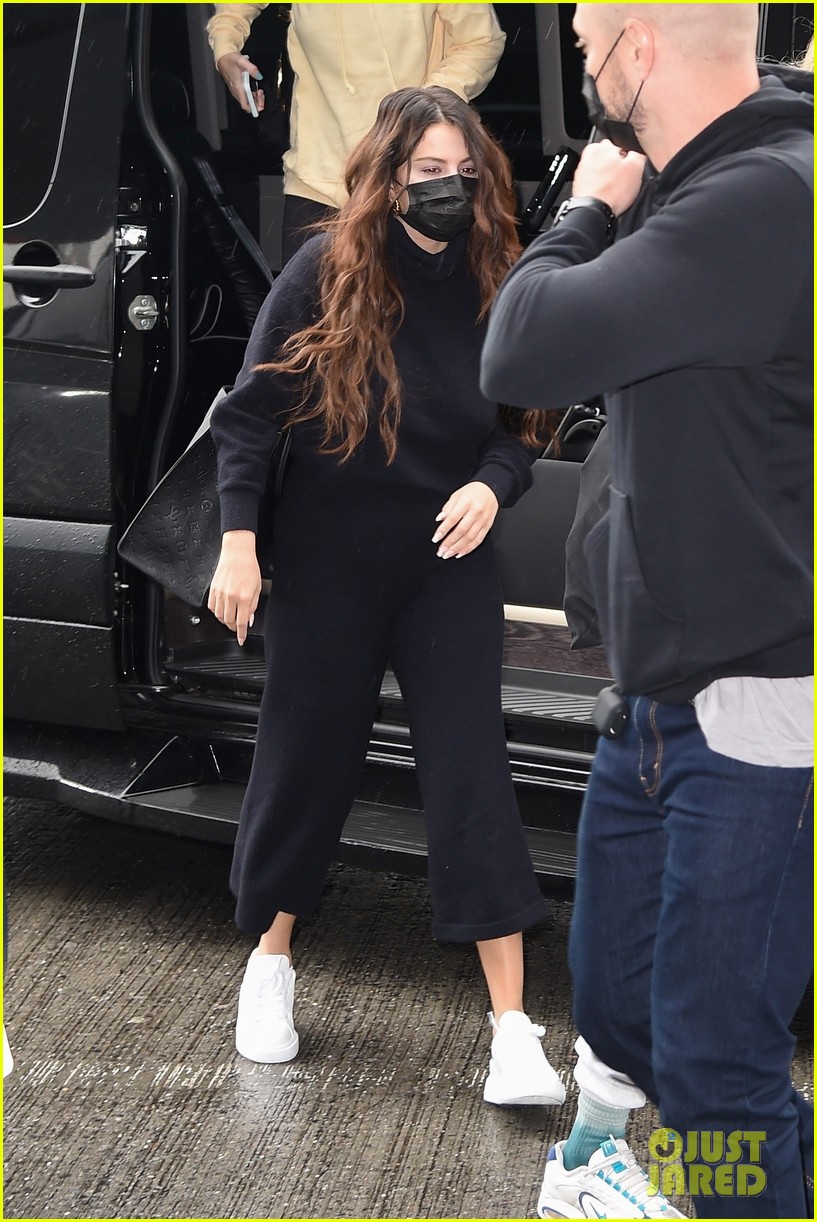 selena gomez jets out of nyc after promoting only murders in the building 03