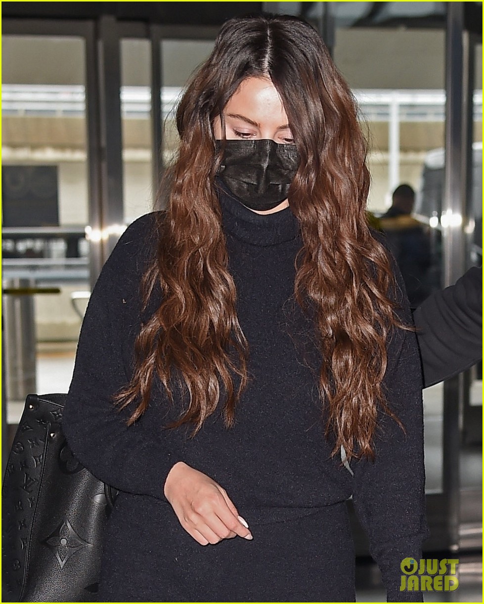 selena gomez jets out of nyc after promoting only murders in the building 04